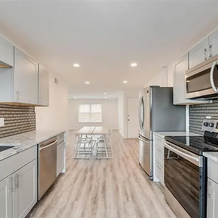 Lovely Updated 2 Bedroom Condo With Pool